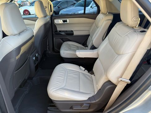 Used 2020 Ford Explorer Platinum w/ Premium Technology Package image 14