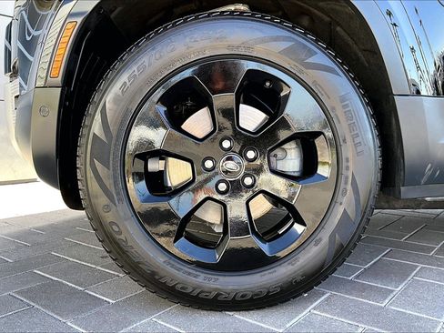 Used 2025 Land Rover Defender 110 S image 9