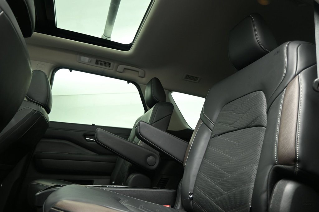Used 2024 Nissan Pathfinder Platinum FWD image 14