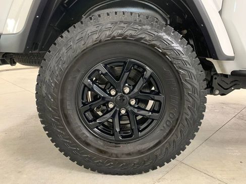 Used 2023 Jeep Gladiator Sport image 9