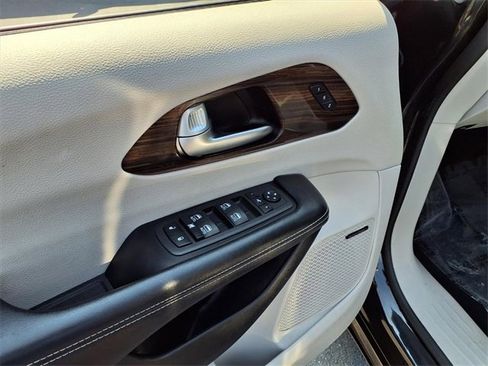 Used 2022 Chrysler Pacifica Limited image 12