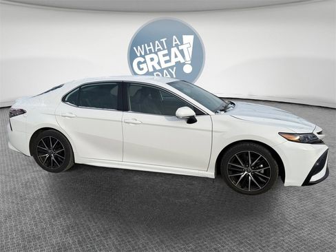 Used 2023 Toyota Camry SE image 2