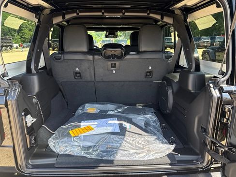 New 2026 Jeep Wrangler Unlimited Sahara AWD/4WD image 21