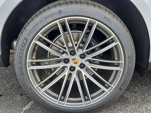 Certified 2026 Porsche Macan AWD/4WD image 13