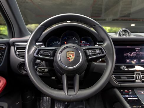 Certified 2025 Porsche Macan AWD/4WD image 29
