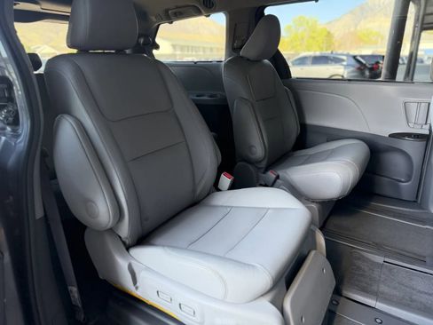 Used 2019 Toyota Sienna XLE w/ XLE Navigation Package FWD image 23