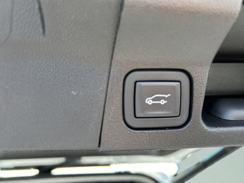 Used 2023 GMC Acadia SLE w/ Driver Convenience Package image 3