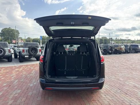Used 2025 Chrysler Pacifica Limited FWD image 29