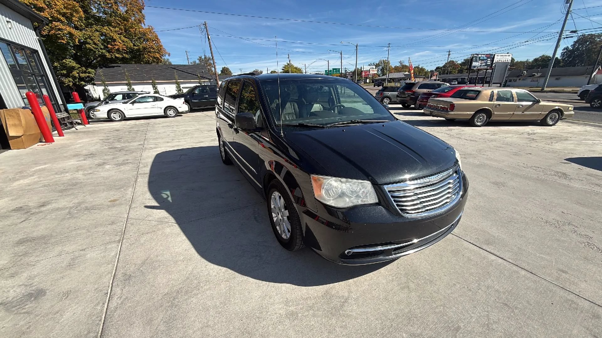 Used 2014 Chrysler Town & Country Touring FWD image 3