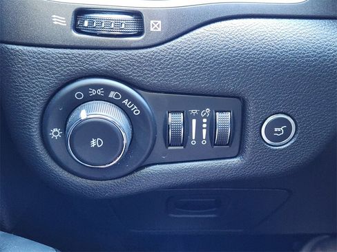 Used 2023 Jeep Cherokee Trailhawk image 23