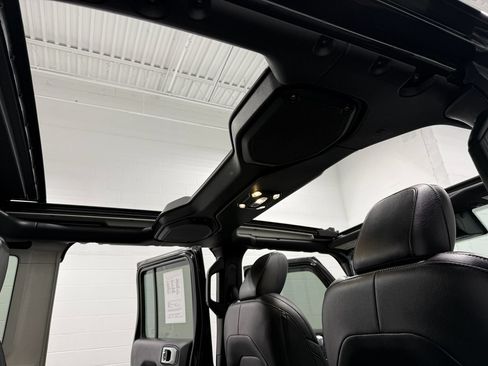 Used 2022 Jeep Wrangler Unlimited Sahara AWD/4WD image 27