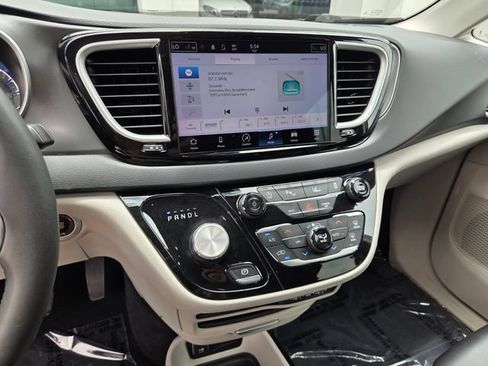 Used 2023 Chrysler Pacifica Touring-L FWD image 22