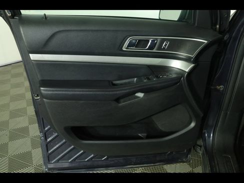 Used 2017 Ford Explorer XLT w/ Equipment Group 202A AWD/4WD image 14