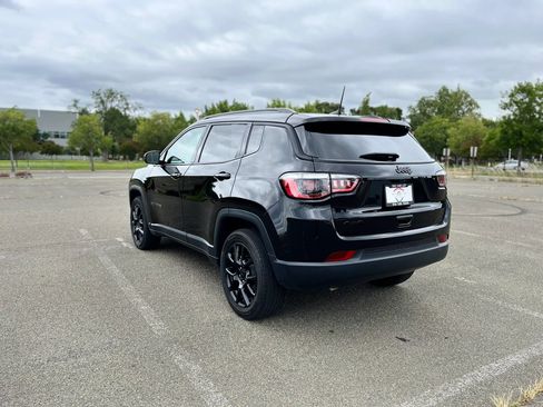 Used 2023 Jeep Compass Latitude AWD/4WD image 8