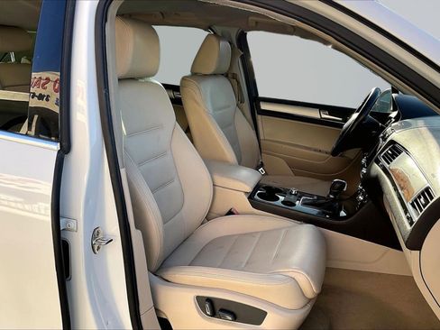 Used 2012 Volkswagen Touareg Sport image 7