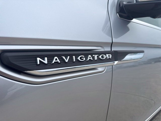 Used 2023 Lincoln Navigator L Reserve AWD/4WD image 9