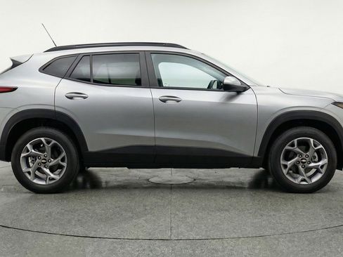Used 2025 Chevrolet Trax LT image 11
