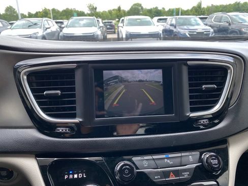 Used 2020 Chrysler Pacifica Touring-L FWD image 18