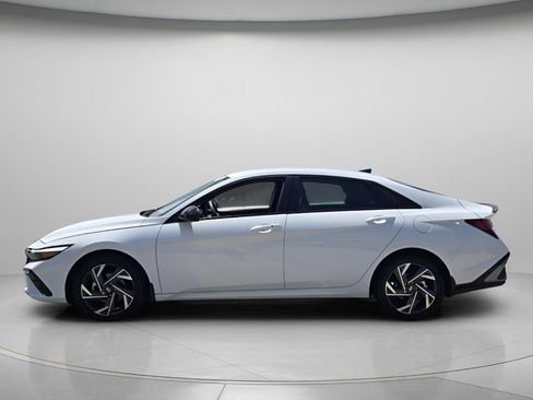 Certified 2025 Hyundai Elantra SEL FWD image 3