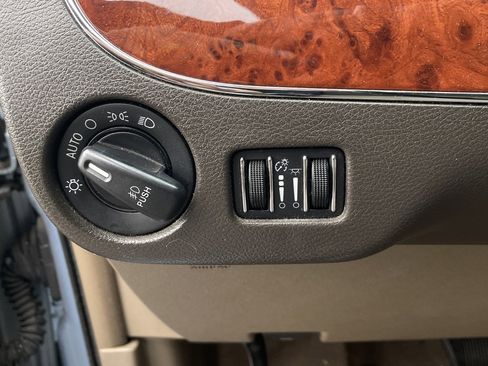 Used 2013 Chrysler Town & Country Touring image 10