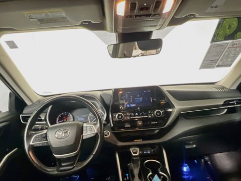 Used 2024 Toyota Highlander XLE FWD image 30