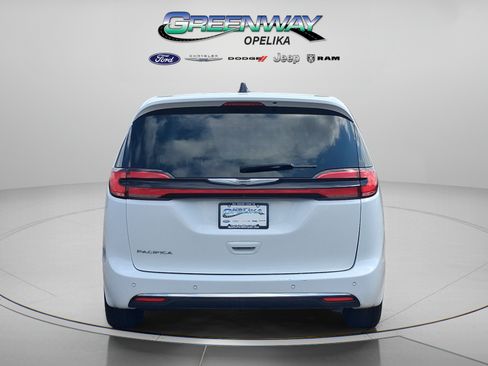 Used 2024 Chrysler Pacifica Touring-L FWD image 6