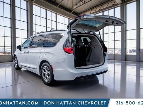Used 2023 Chrysler Pacifica Limited FWD image 31