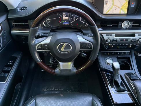 Used 2018 Lexus ES 350 w/ Luxury Package w/Wood Trim FWD image 15