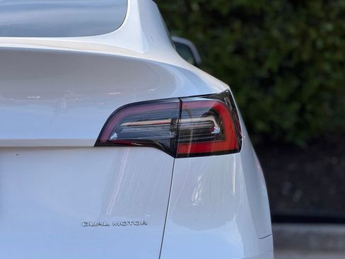 Used 2021 Tesla Model Y Long Range image 16