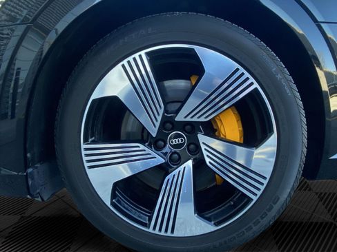 Used 2022 Audi e-tron Premium Plus w/ Premium Plus Package image 9