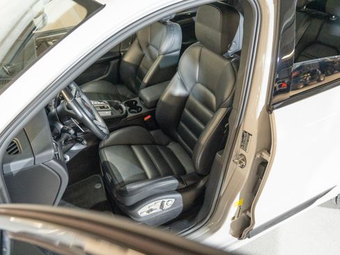 Certified 2024 Porsche Macan AWD/4WD image 5