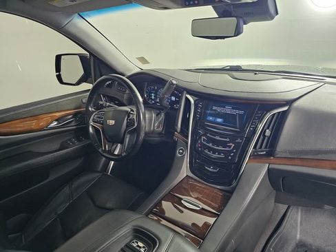 Used 2019 Cadillac Escalade ESV Luxury image 10