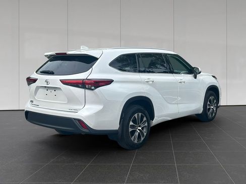 Used 2022 Toyota Highlander XLE AWD/4WD image 5