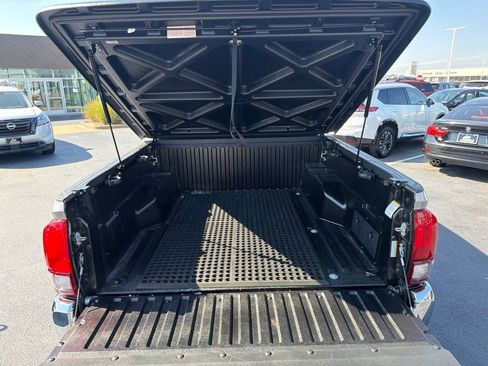 Used 2021 Toyota Tacoma SR5 AWD/4WD image 5