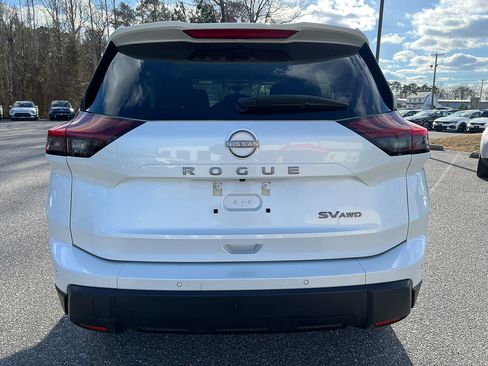 Used 2024 Nissan Rogue SV image 4