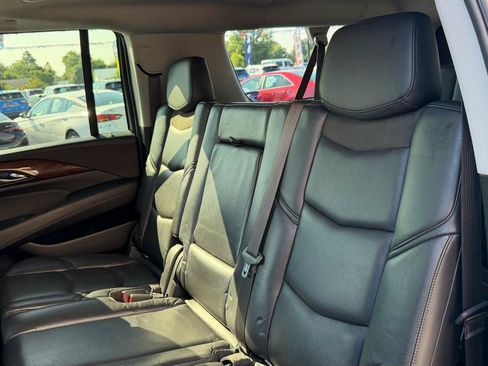 Used 2019 Cadillac Escalade ESV Luxury RWD image 21