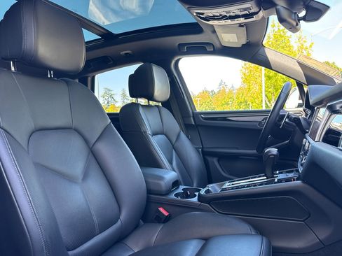 Used 2023 Porsche Macan AWD/4WD image 28