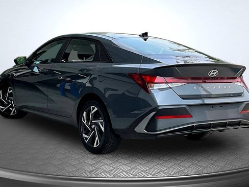 Used 2025 Hyundai Elantra Sport FWD image 3