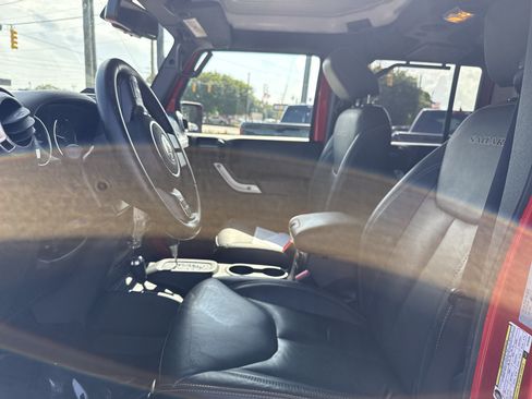 Used 2017 Jeep Wrangler Unlimited Sahara w/ Connectivity Group AWD/4WD image 25