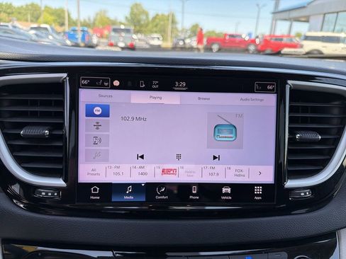 Used 2022 Chrysler Pacifica Touring-L FWD image 22