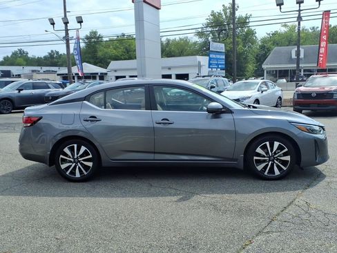 Used 2024 Nissan Sentra SV w/ SV Premium Package FWD image 4