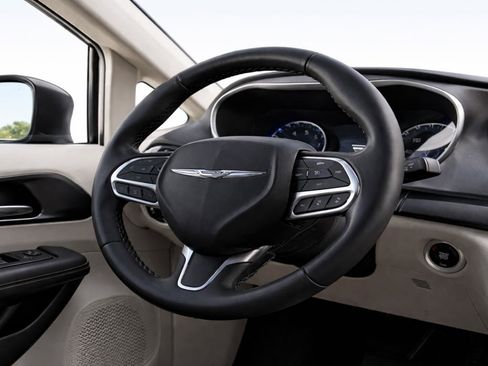 Used 2023 Chrysler Pacifica Touring-L FWD image 16