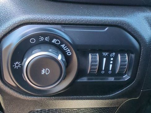 Used 2019 Jeep Wrangler Unlimited Sahara w/ Dual Top Group AWD/4WD image 31