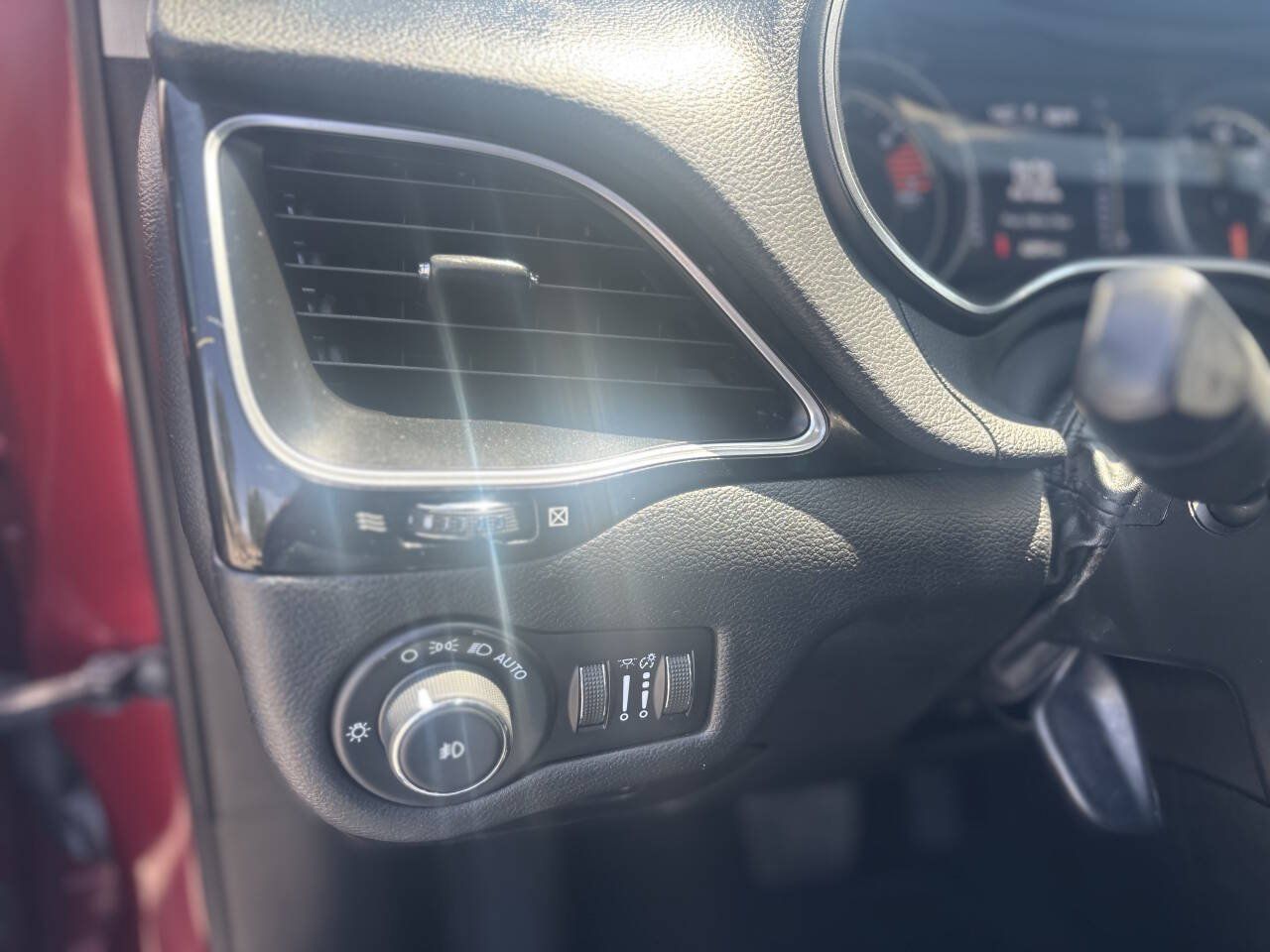 Used 2021 Jeep Cherokee Latitude Plus AWD/4WD image 15