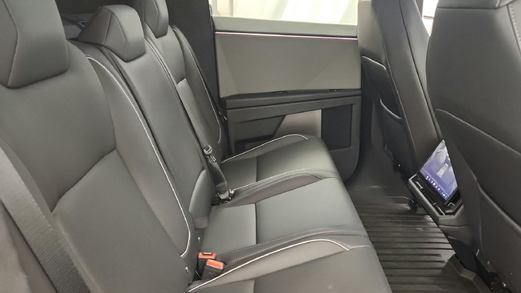 Used 2024 Tesla Cybertruck AWD Crew Cab image 27