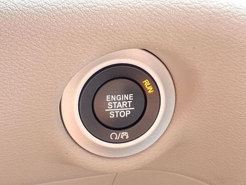 Used 2024 Chrysler Pacifica Touring-L FWD image 28