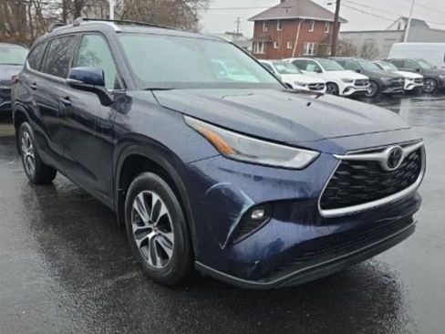 Used 2022 Toyota Highlander XLE image 2