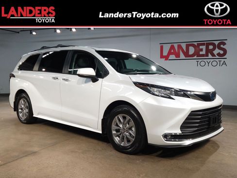 Used 2022 Toyota Sienna XLE FWD image 1