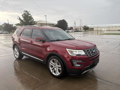 Used 2017 Ford Explorer XLT w/ Equipment Group 202A FWD image 2