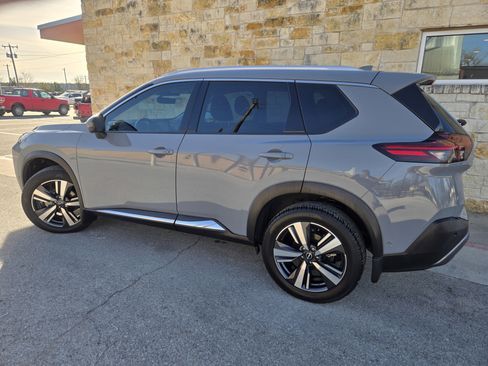 Used 2022 Nissan Rogue SL w/ SL Premium Package image 3